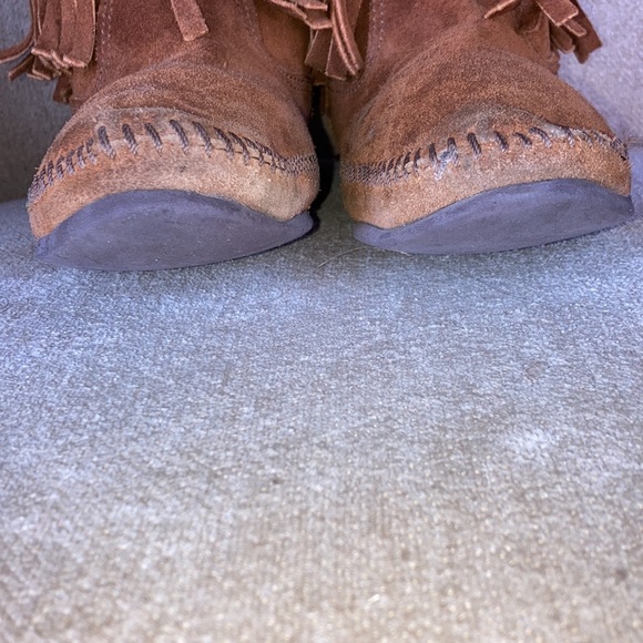 MINNETONKA 3 Layer Fringe Boot Brown Suede 1632 (Women's) Size 8 - Picture 6 of 9